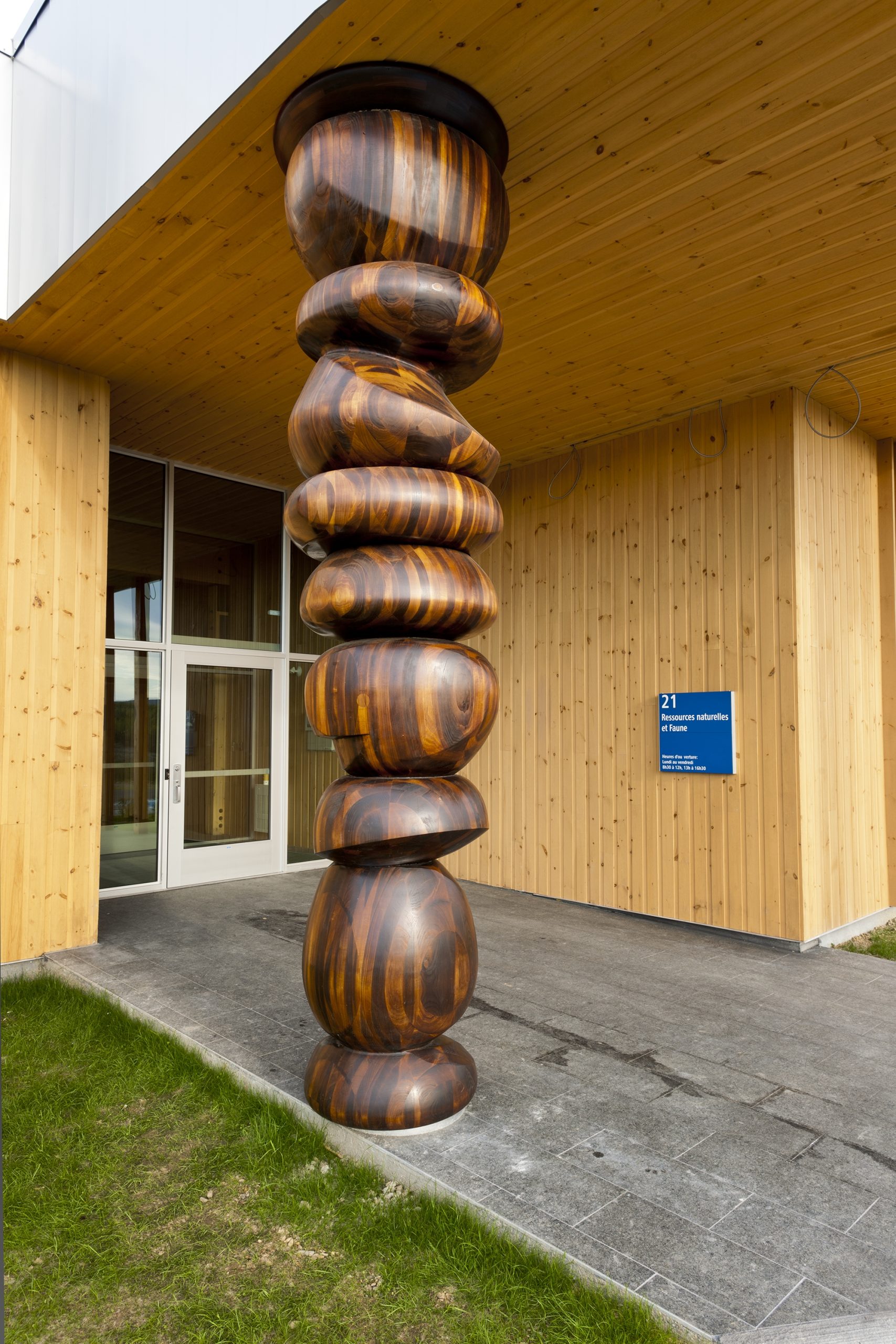 'Ministère des ressources naturelles, bâtiment administratif et entrepôt Cecobois 